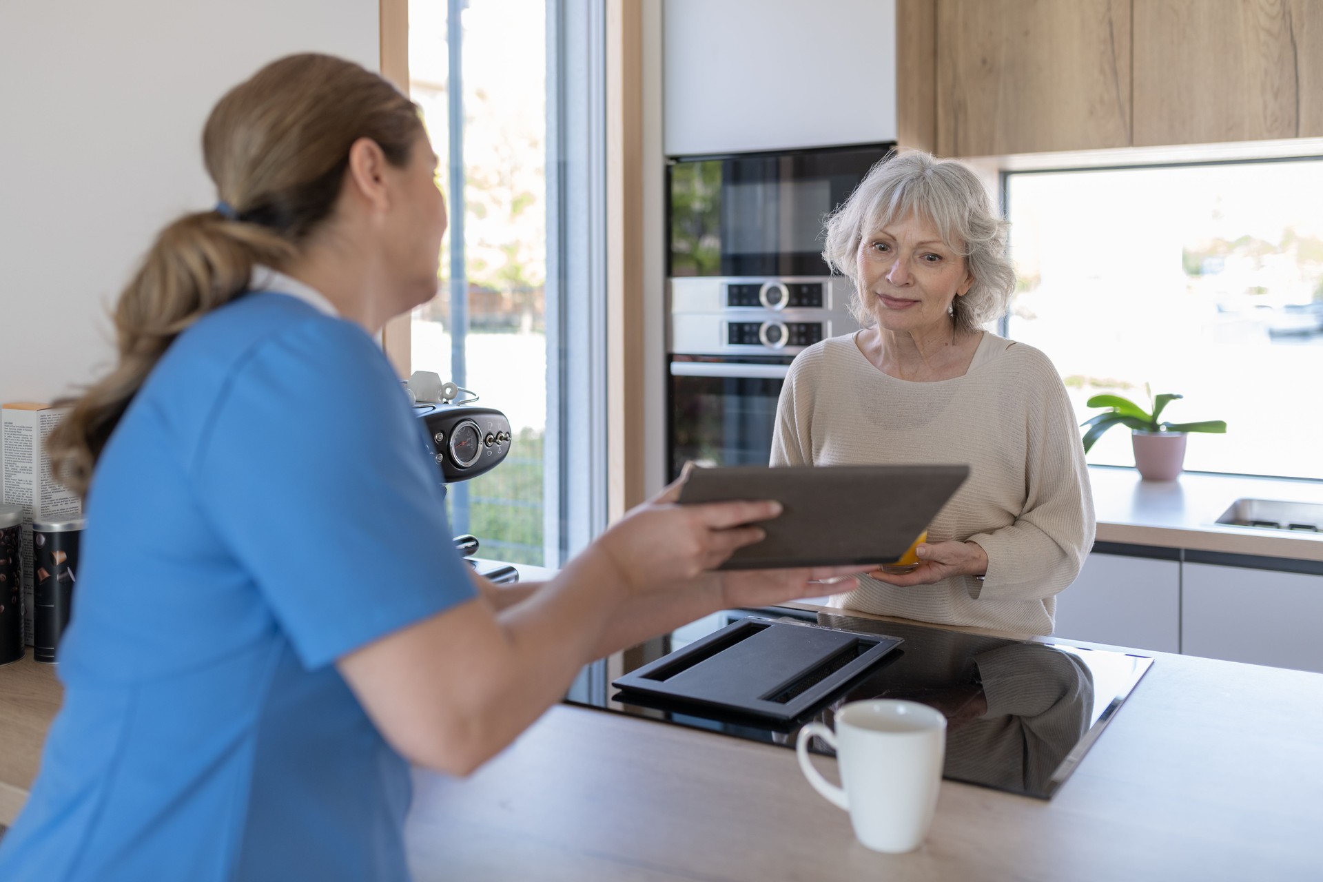 Visite du personnel médical en uniforme (infirmière, médecin) au patient à domicile