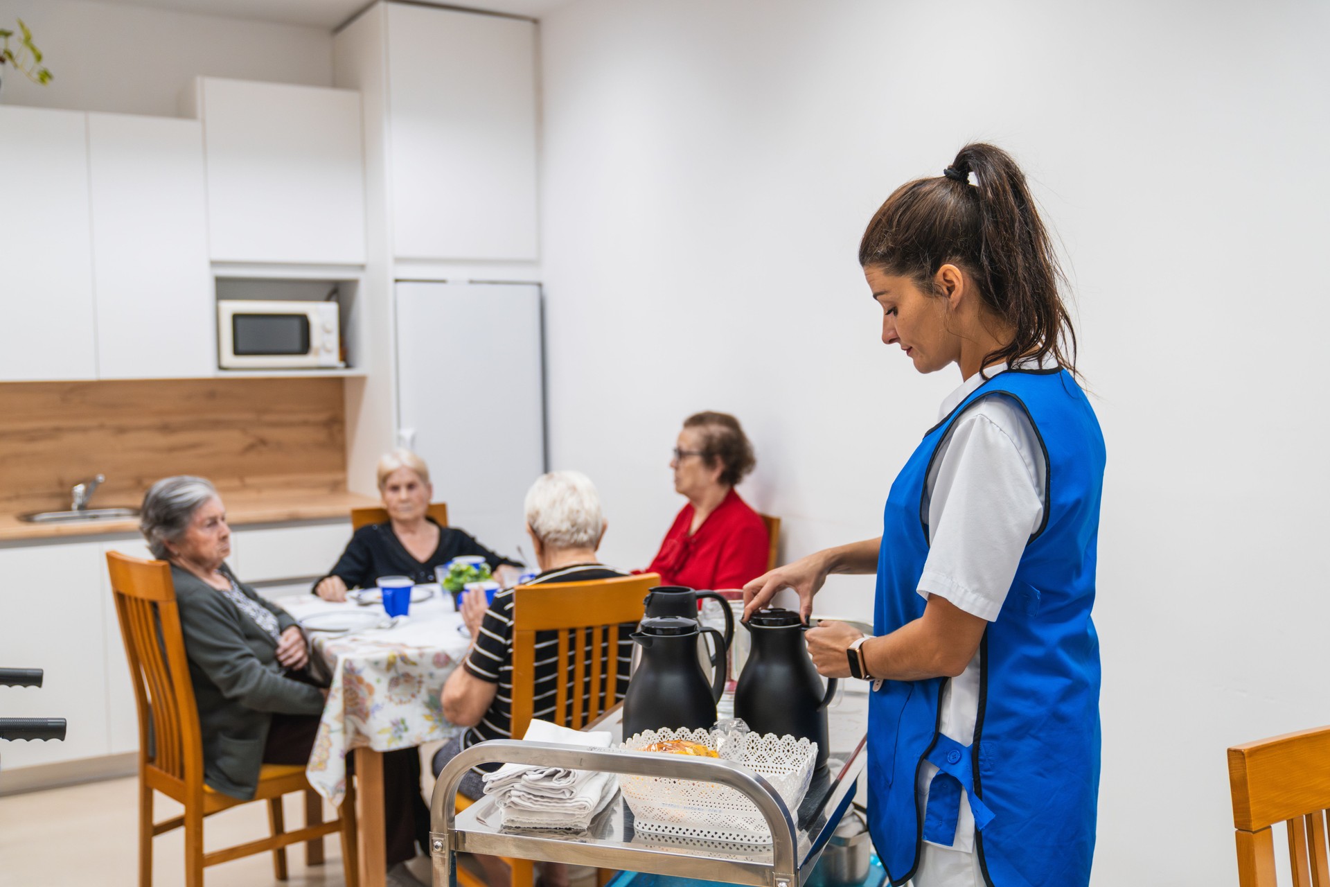 Soignant servant des boissons aux résidents âgés